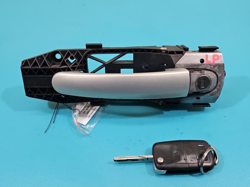 Klamka przód lewa zewnętrzna Vw Tiguan I 07- 5N0837885 srebrny LR7L