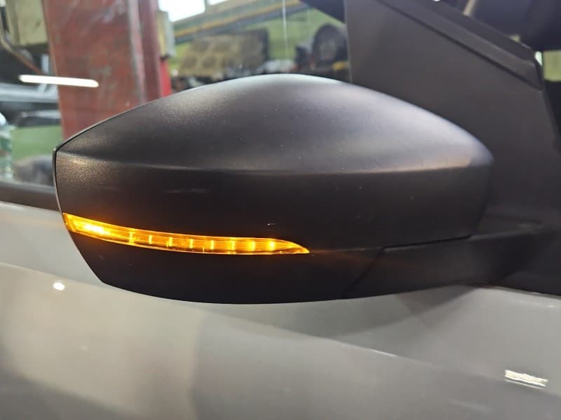 Lusterko prawe Vw Polo V 6R 09- 2-PIN, regulowane i składane ręcznie. Rysy na obudowie europa