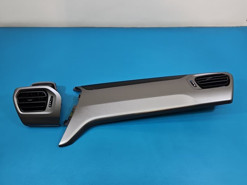 Listwa dekor deski Peugeot 301 9817191177 9676476577 dwa elementy . Delikatna rysa