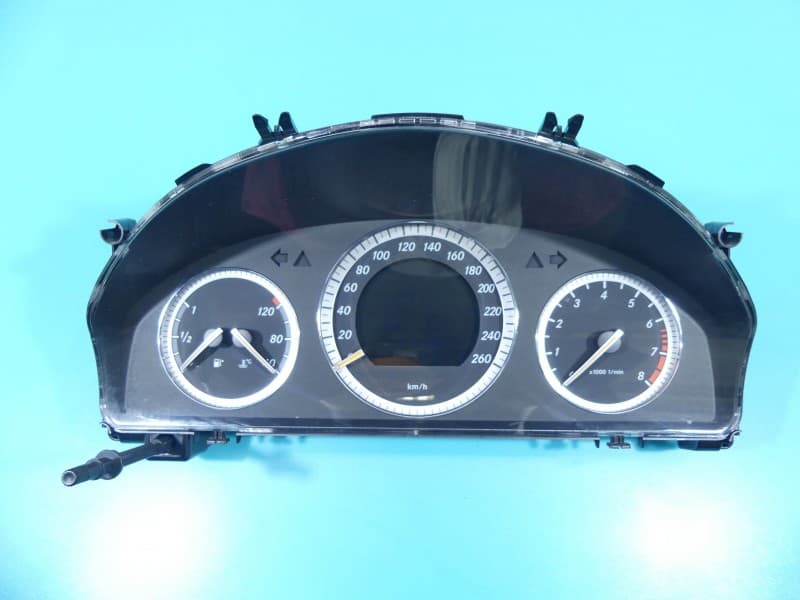 Licznik Mercedes W204 3,0 V6 A2045403648 A2045400311 A2044422221 A2044422421 A2C53287109 EUROPA