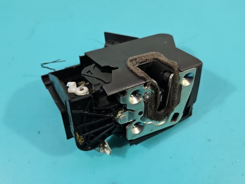 Zamek przód prawy Dacia Sandero III 20- EUROPA 2pin 805028269RB