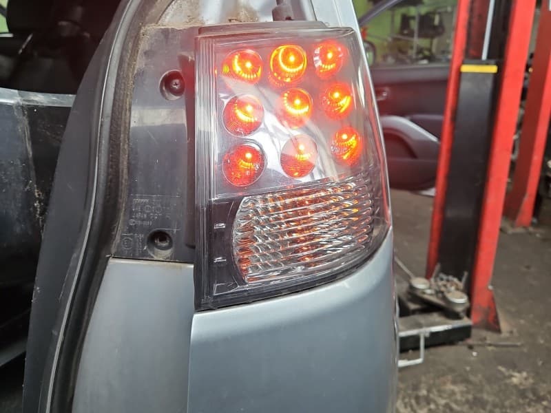 Lampa tył prawa błotnika Mitsubishi Outlander II 06-13 HB EUROPA 220-87813