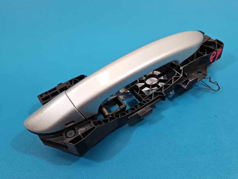 Klamka przód prawa zewnętrzna Vw Passat B7 3C0837886J La7w