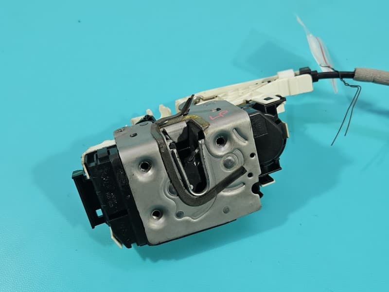 Zamek przód lewy Mercedes W212 EUROPA 4pin