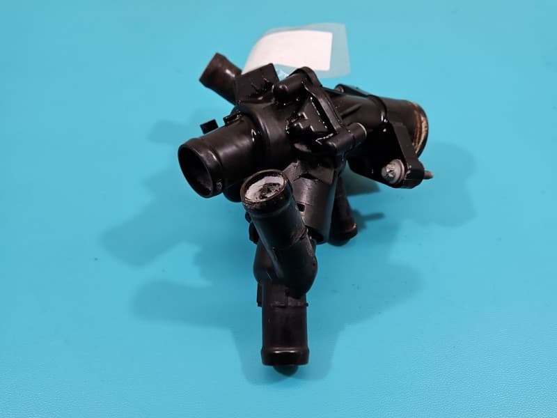 Obudowa Infiniti Q30 1,6 T A2702000615 TERMOSTATU