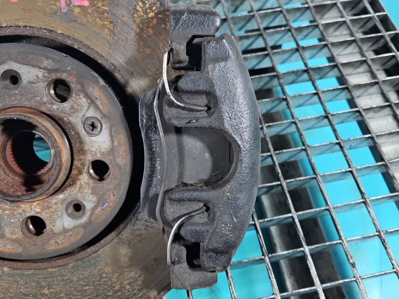 Zacisk przód prawy Vw Bora 1,9 tdi