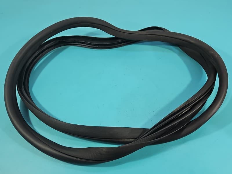Uszczelka drzwi przód prawa Mercedes W213 A2136970051