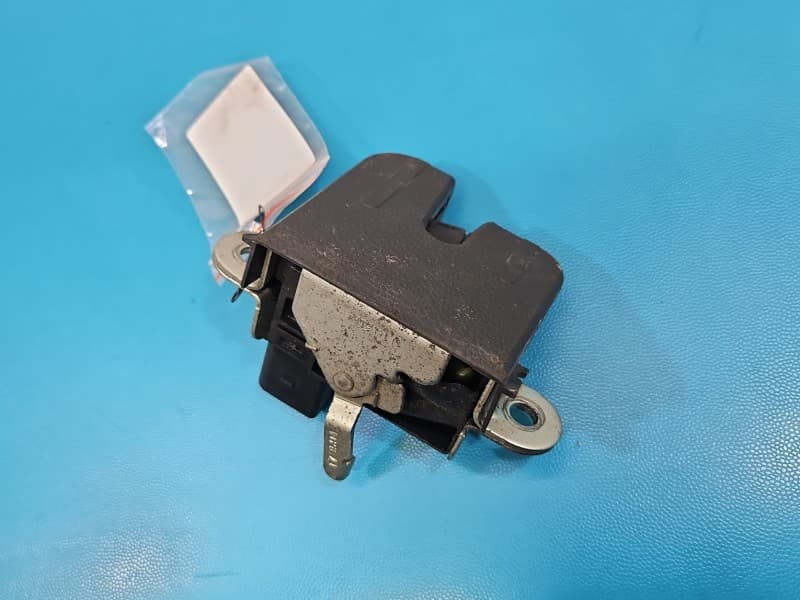 Zamek klapy tył Vw Touran I HB 4 PIN 1K6827505B