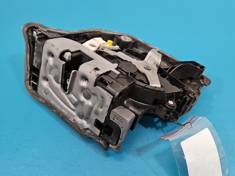 Zamek tył lewy BMW G30 4pin 7477689