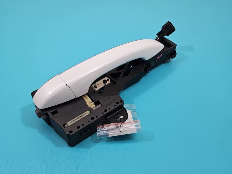 Klamka przód prawa zewnętrzna Renault Megane IV 806067663R białyTEQNC