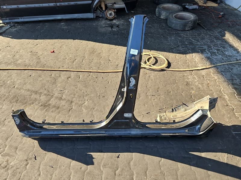 Próg lewy SŁUPEK ŚRODKOWY B Toyota Corolla E16 E18 13- sedan 4d 209