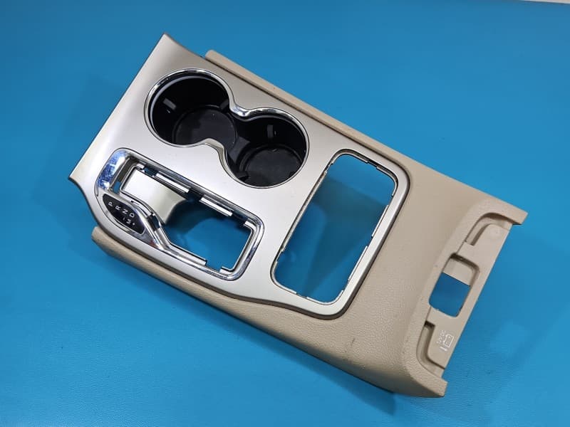 Uchwyt na napoje kubek CUP HOLDER Jeep Grand Cherokee IV WK2 4111290 921882