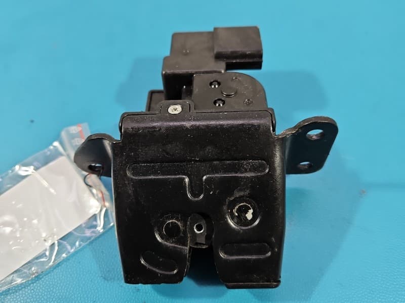 Zamek klapy tył Hyundai I30 II 12-16 HB 4 PIN 61230-A6000