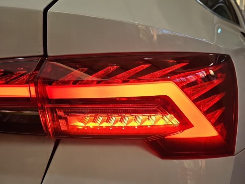 Lampa tył prawa błotnika Skoda Octavia IV kombi EUROPA 5E3945208B