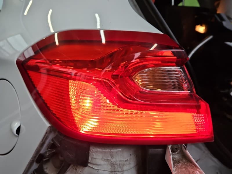 Lampa tył lewa błotnika Ford Fiesta Mk8 HB EUROPA H1BB-13405-AH