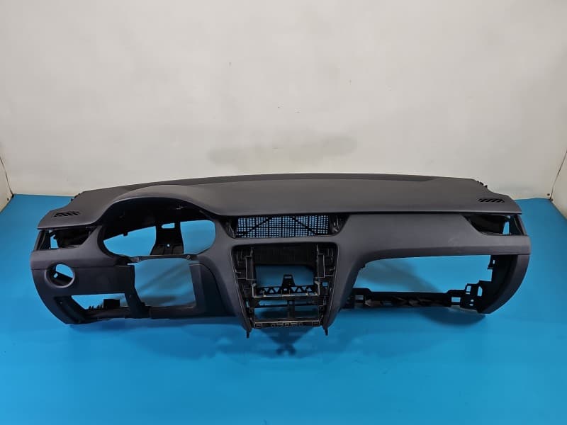 Deska rozdzielcza airbag pasażera kokpit Skoda Octavia III