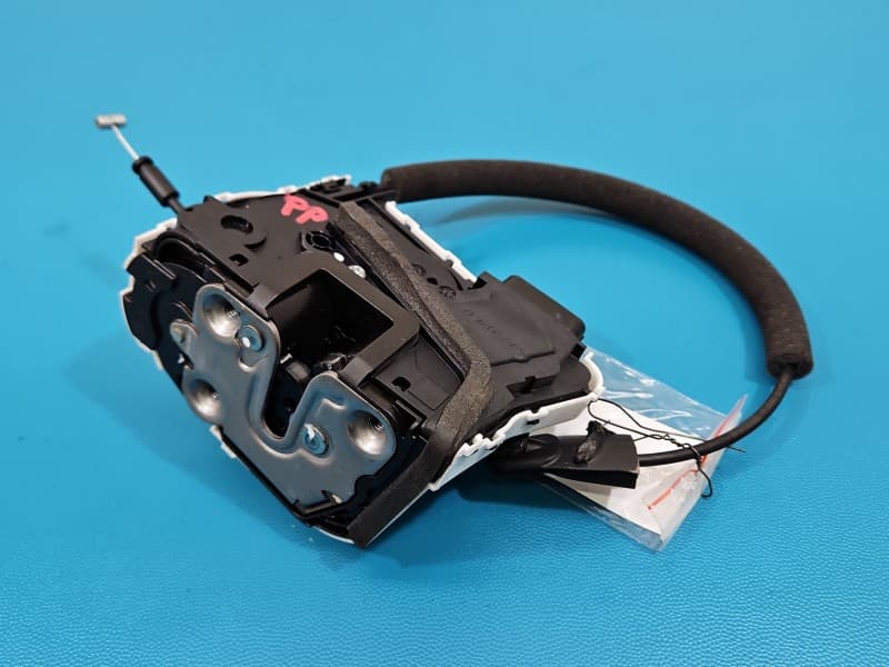 Zamek przód prawy MG MG3 24- EUROPA 4pin 11341605 AP3C11B0