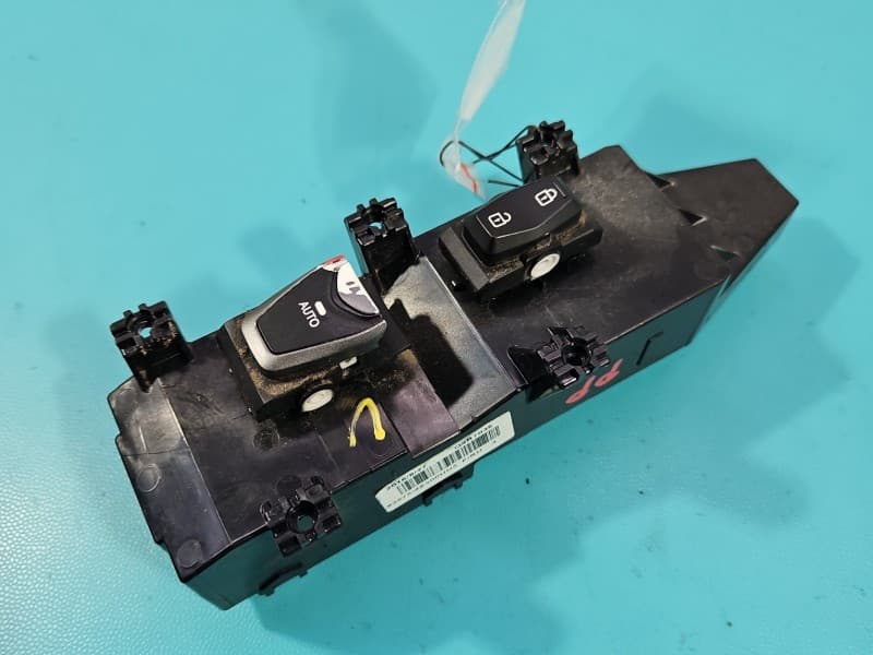 Przełącznik szyb Hyundai Santa Fe III 12–18 Pęknięty kawałek przełącznika EU 93575-4Z300 39S510-1210