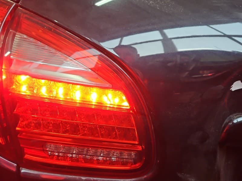 Lampa tył lewa klapy Porsche Cayenne II HB EUROPA 7P5945093K