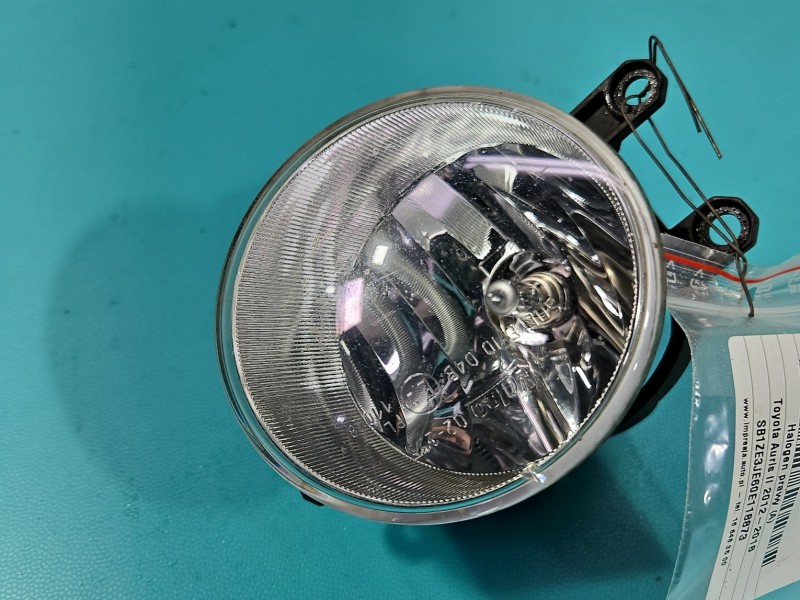 Halogen prawy Toyota Auris II 81210-02110