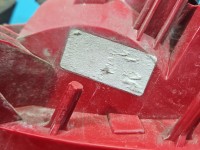 Lampa tył lewa Peugeot, Uszkodzone dwa zaczepy trzymający wkład. Peugeot 5008 HB