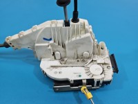 Zamek przód lewy 68164357AA Jeep Cherokee KL EUROPA Producent części: JEEP, 4 piny. Brak oslony