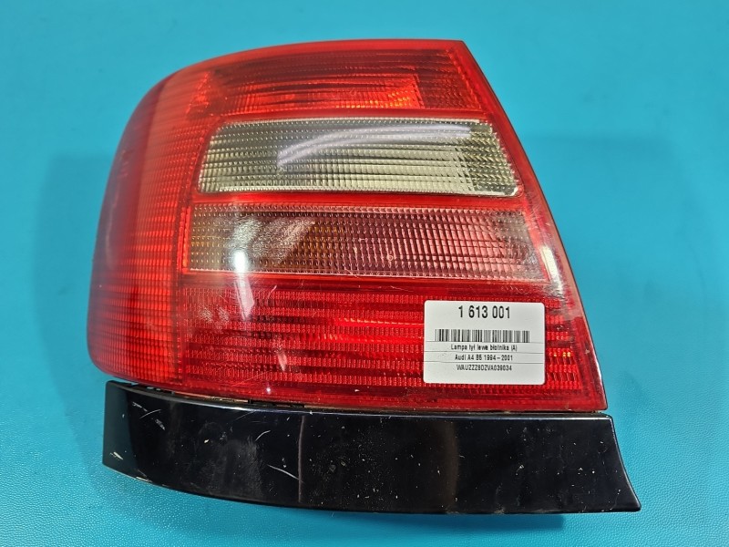 Lampa tył lewa błotnika Audi A4 B5 sedan EUROPA 8D0945095D