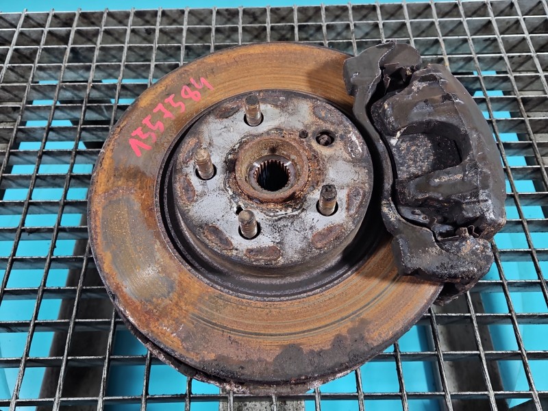 Zwrotnica prawa piasta przód 2.0 vvti Toyota Avensis II T25