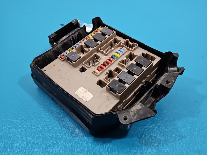 Skrzynka bezpieczników Renault Clio III 8200587123