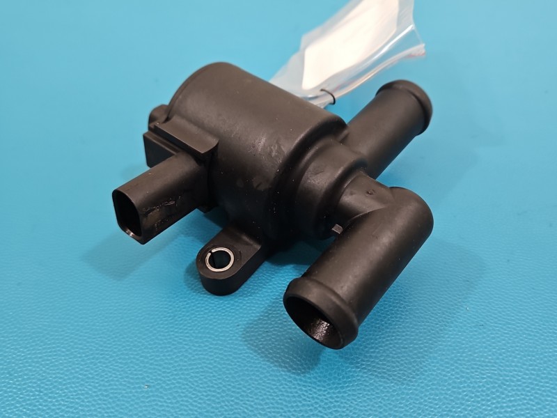 Pompka obiegu wody pompa Skoda Octavia III 2.0 TSI DKZA 5Q0906457K