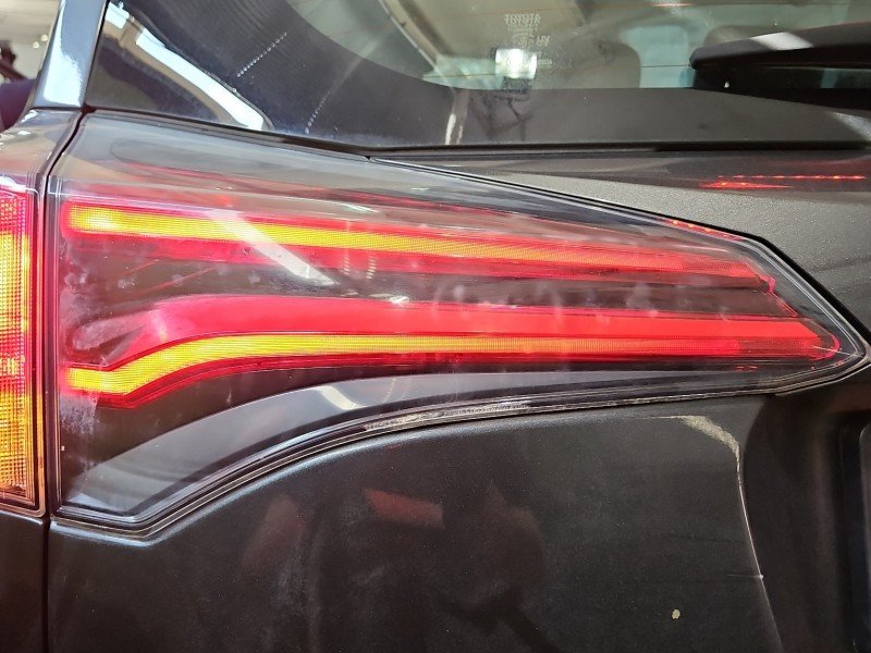 Lampa tył lewa TOYOTA, Z KLAPY 16-18 Osad od środka mikropęknięcia Toyota Rav4 IV HB