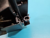 Zamek przód prawy 805022447R Dacia Duster III 24- EUROPA Producent części: Dacia, 2pin