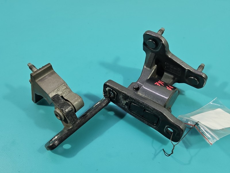 Zawias drzwi przód prawy Mercedes W213