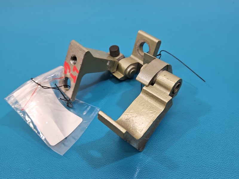 Zawias drzwi tył lewy Skoda Superb IV