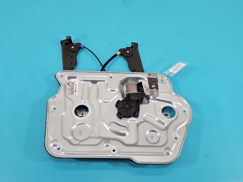 Podnośnik przód lewy Nissan Qashqai I J10 06-13 5d Podnośnik przód lewy Nissan Qashqai I J10 06-13 5d