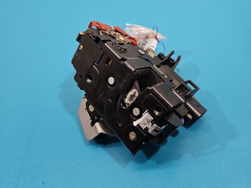 Zamek tył lewy 8E0839015C Audi A4 B6 Producent części: Audi, 7PIN