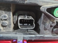 Lampa tył lewa Peugeot, Uszkodzone dwa zaczepy trzymający wkład. Peugeot 5008 HB