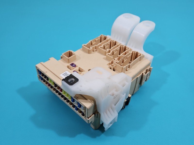 Skrzynka bezpieczników Toyota Auris II 89221-02480 Skrzynka bezpieczników Toyota Auris II 89221-02480