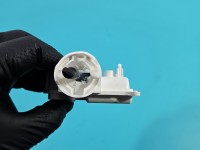 Siłownik klapki wlewu paliwa Mitsubishi Outlander III 12-