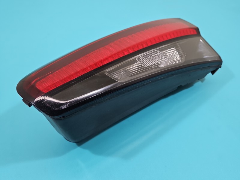 Lampa tył prawa Producent części: FIAT, KLAPY BAGAŻNIKA Z LISTWĄ ŻARÓWKOWĄ / KOMBI - HATCHBACK Fiat Tipo II 15- kombi