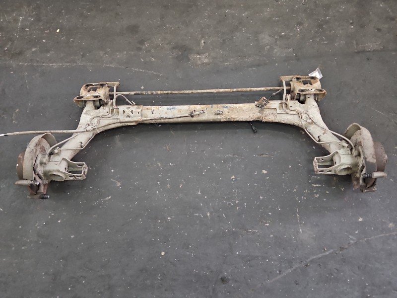 Tylna belka oś tył Audi A4 B5 1.6 wiel Tylna belka oś tył Audi A4 B5 1.6 wiel