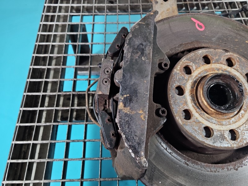 Zacisk przód prawy Audi A8 D2 3.7 V8