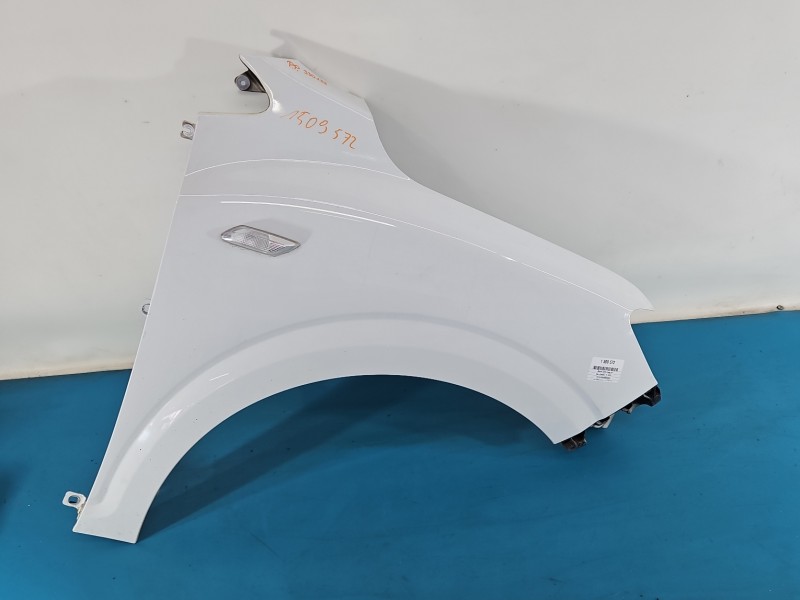 Błotnik przód prawy Dacia Sandero III 20- biały, DV369