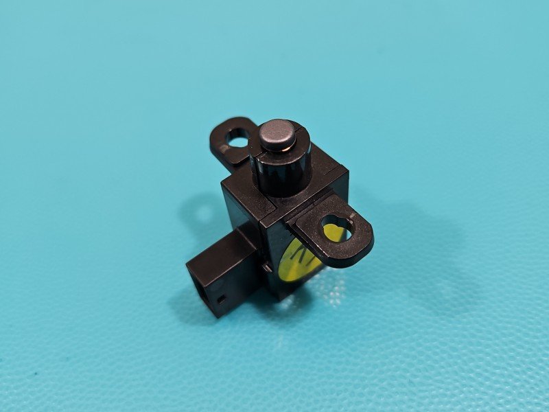 Czujnik temperatury wewnętrznej Tesla Model 3 2017- 1045664-04-E, A2000008944 Czujnik temperatury wewnętrznej Tesla Model 3 2017- 1045664-04-E, A2000008944
