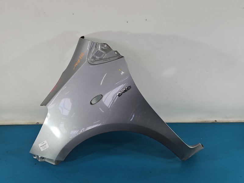 Błotnik przód lewy Toyota Yaris II srebrny 1F8