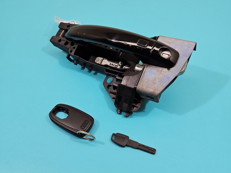 Klamka przód lewa zewnętrzna Audi A5 8T 8T0837885A Klamka przód lewa zewnętrzna Audi A5 8T 8T0837885A