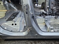 Próg prawy SŁUPEK ŚRODKOWY B Suzuki Vitara II 15- HB 5d srebrny zcd. C03