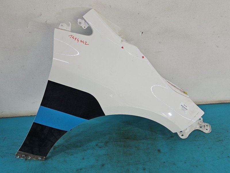 Błotnik przód prawy Toyota Corolla E21 19- biały 040