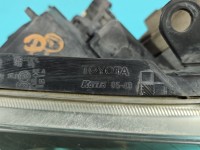 Reflektor prawy lampa przód Toyota Avensis II T25 EUROPA