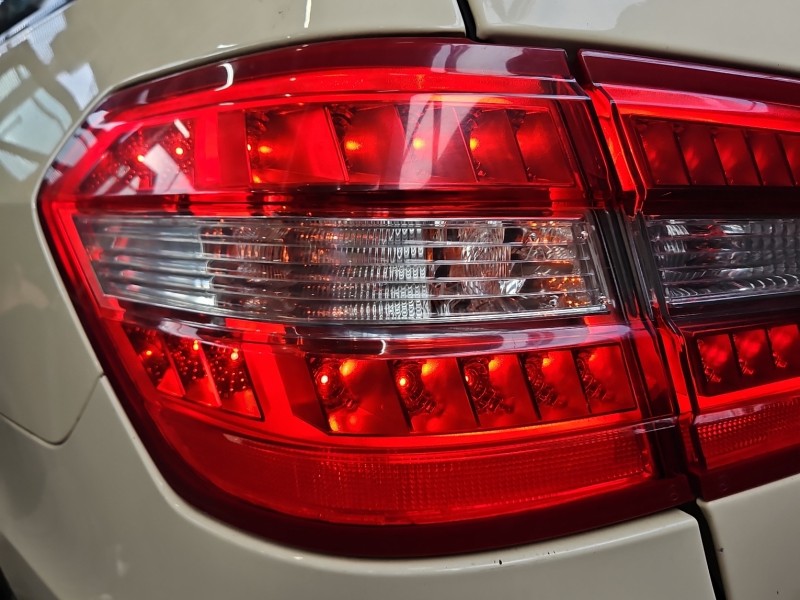 Lampa tył lewa Mercedes, Z BŁOTNIKA 09-12 Uszkodzone zaczepy trzymające boczną osłonę. Brak naklejki z numerem Mercedes W212...